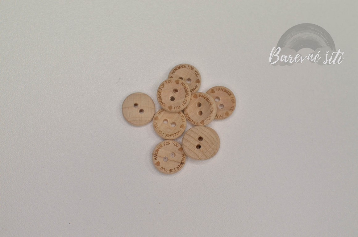 Knoflík dřevěný HM se srdíčkem 1,5cm (E)