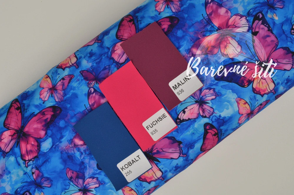 Zimní softshell Purpurofialoví motýlci na modré (E)